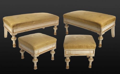 Gruppe gebildet durch zwei Stühle und zwei lackiert und vergoldeten klassizistischen Hocker Emilia - Lombardei
    